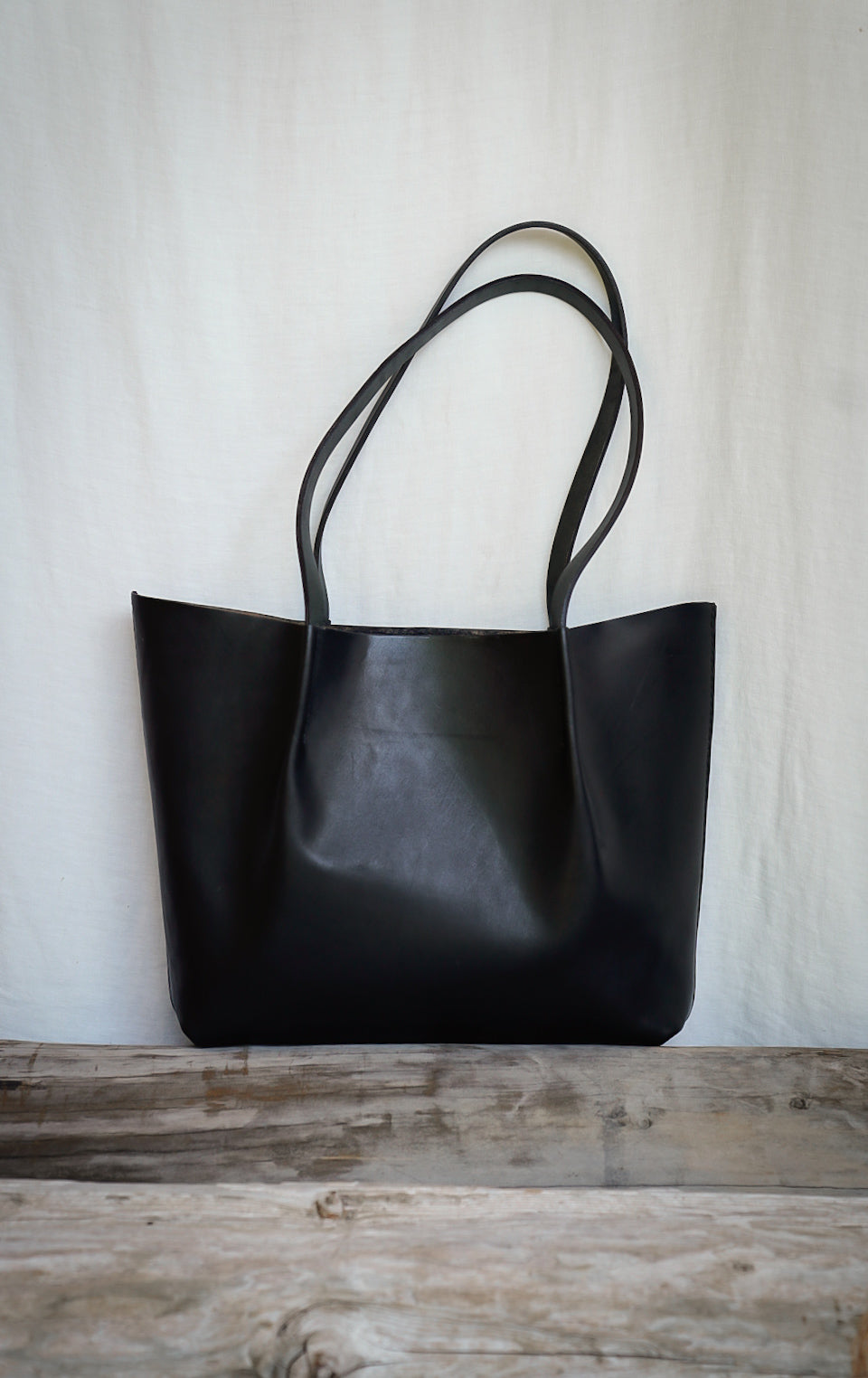 Close Friends Tote ~ W&C Skirting Leather Black