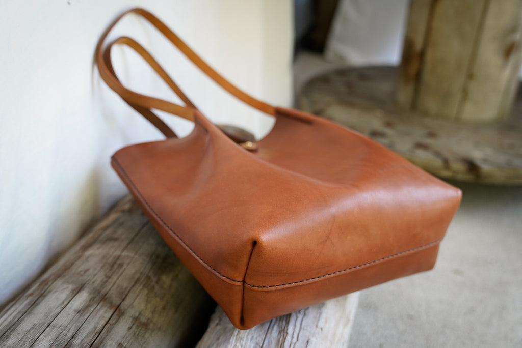 Close Friends Tote ~ W&C Skirting Leather Brown
