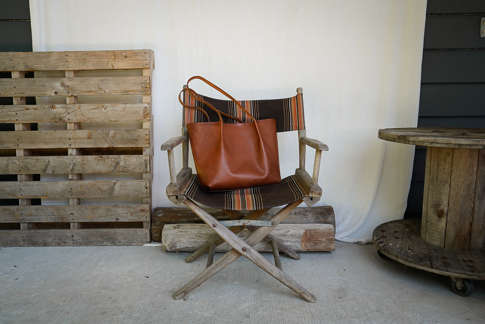 Close Friends Tote ~ W&C Skirting Leather Brown