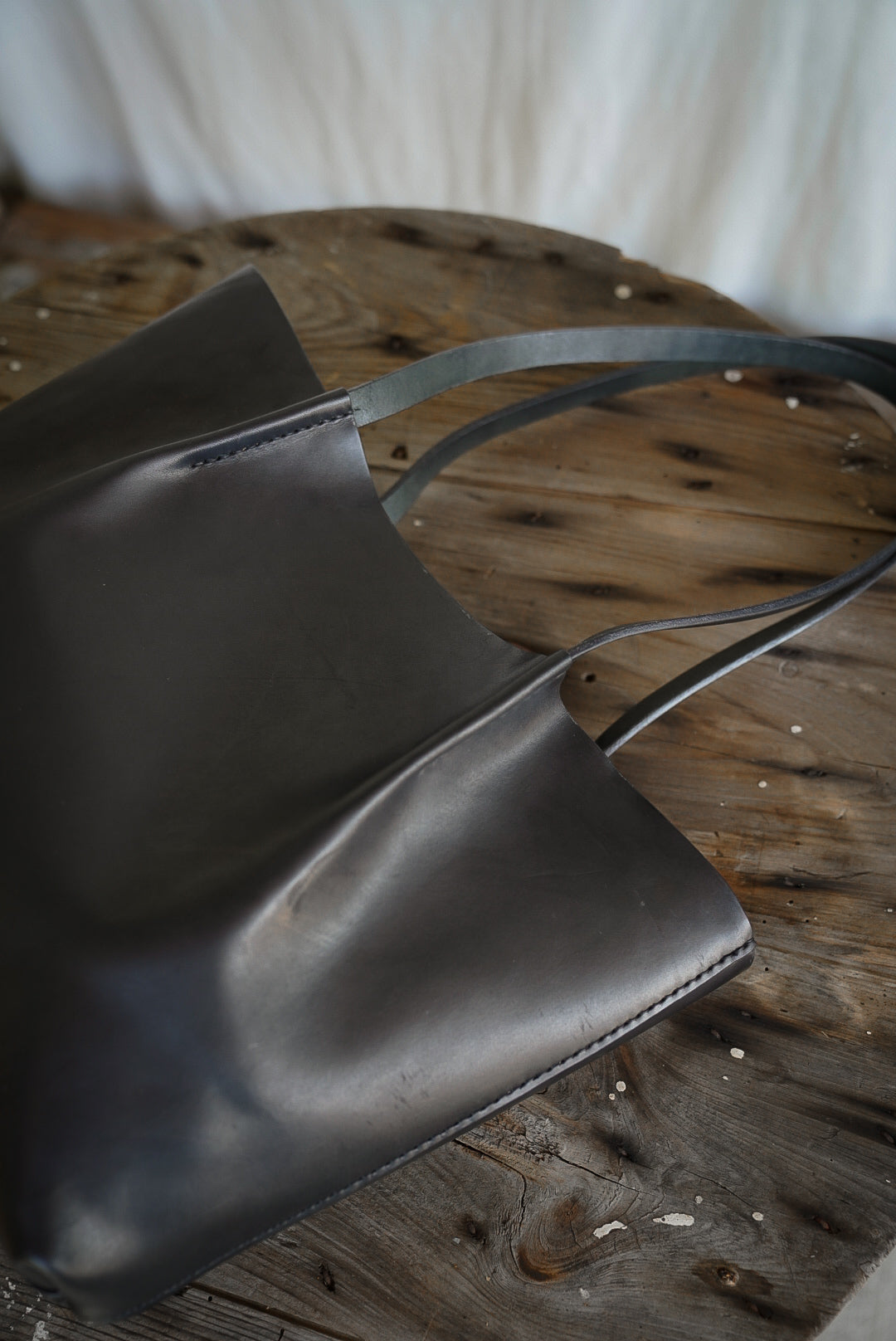 Close Friends Tote ~ W&C Skirting Leather Black