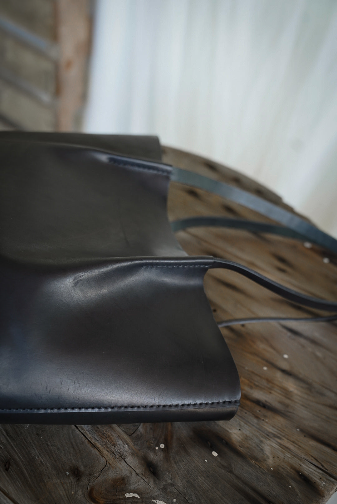 Close Friends Tote ~ W&C Skirting Leather Black