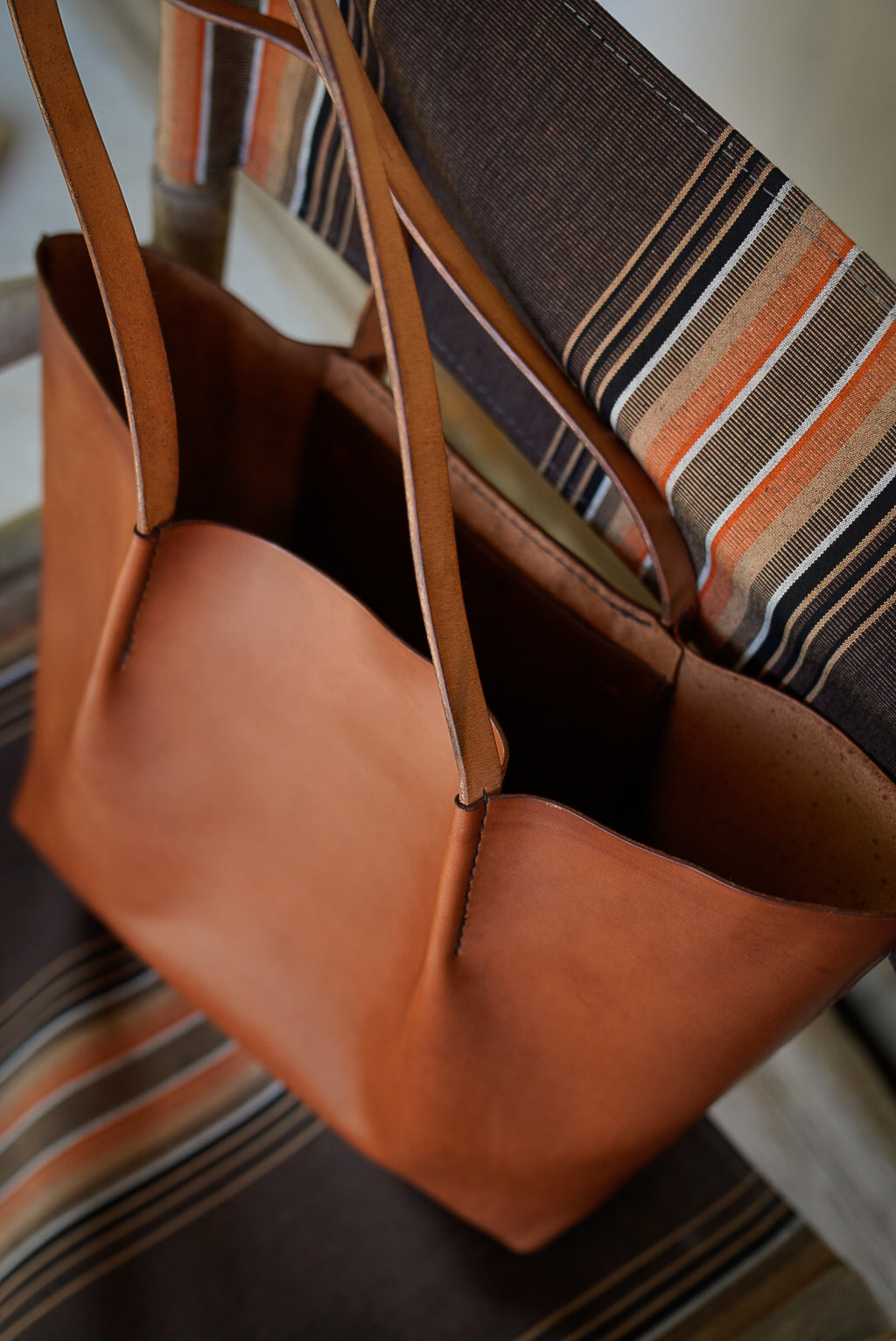 Close Friends Tote ~ W&C Skirting Leather Brown