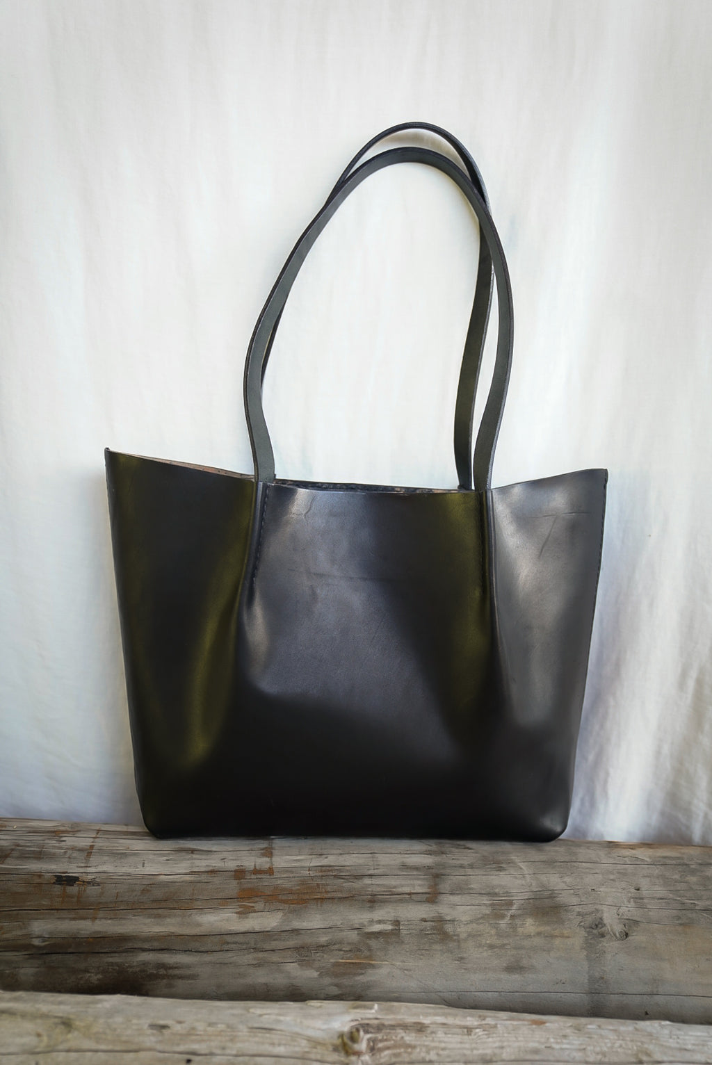 Close Friends Tote ~ W&C Skirting Leather Black