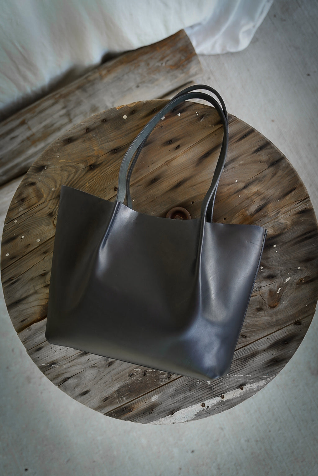 Close Friends Tote ~ W&C Skirting Leather Black