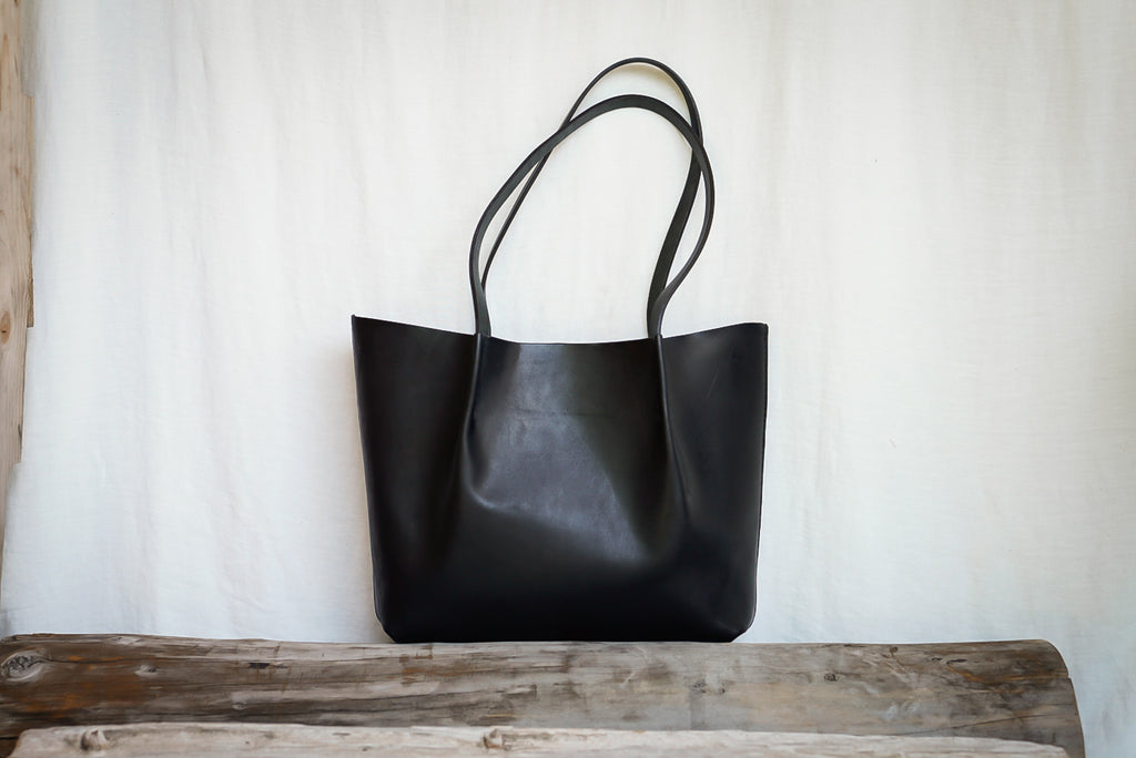 Close Friends Tote ~ W&C Skirting Leather Black